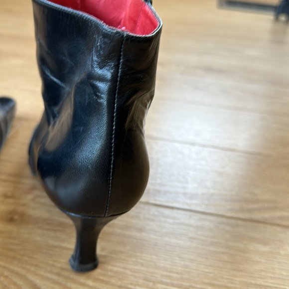 Spanish leather bootie, black with gold leather trim. Side zip, size 9.5 - Picture 5 of 6